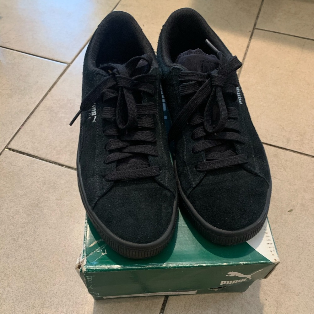 Black suede pumas !